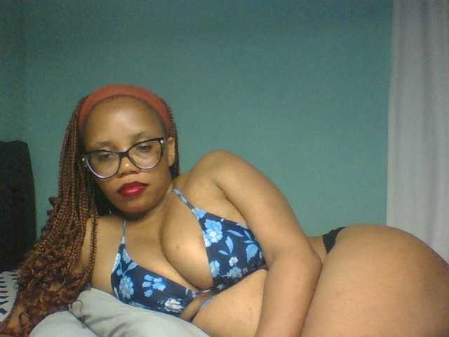 Prettyzari live cam on BongaCams