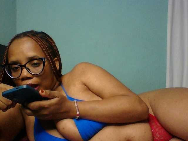 Prettyzari live cam on BongaCams