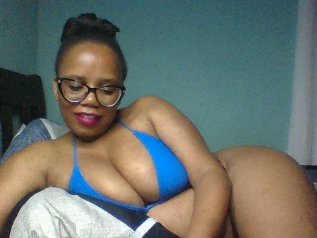 Prettyzari live cam on BongaCams
