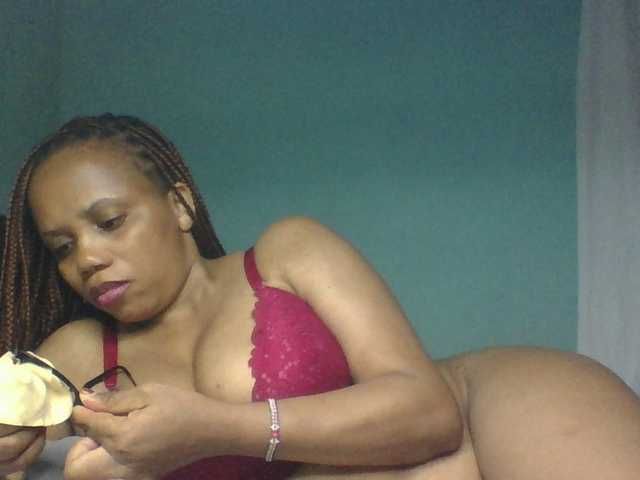 Prettyzari live cam on BongaCams