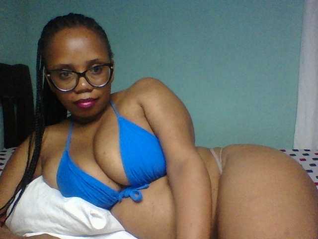 Prettyzari live cam on BongaCams