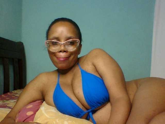 Prettyzari live cam on UnifiedCams