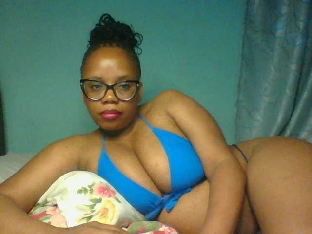 Prettyzari live cam on BongaCams