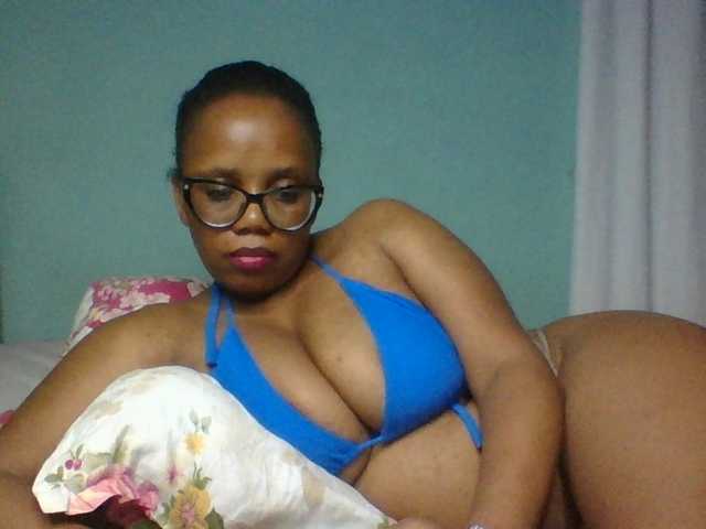 Prettyzari live cam preview