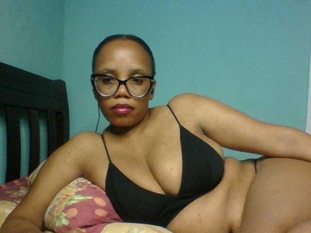 Prettyzari live cam on UnifiedCams