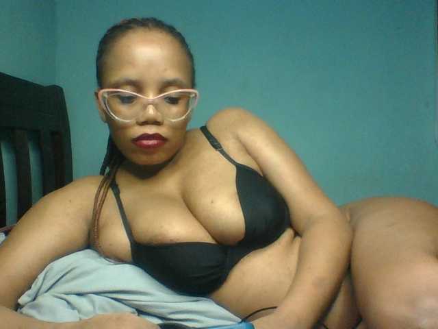 Prettyzari live cam on BongaCams