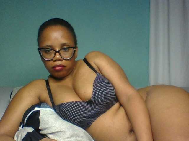 Prettyzari live cam on BongaCams