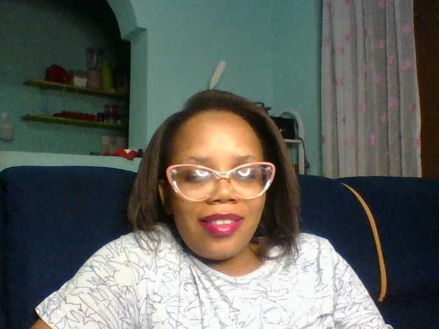Prettyzari live cam on BongaCams