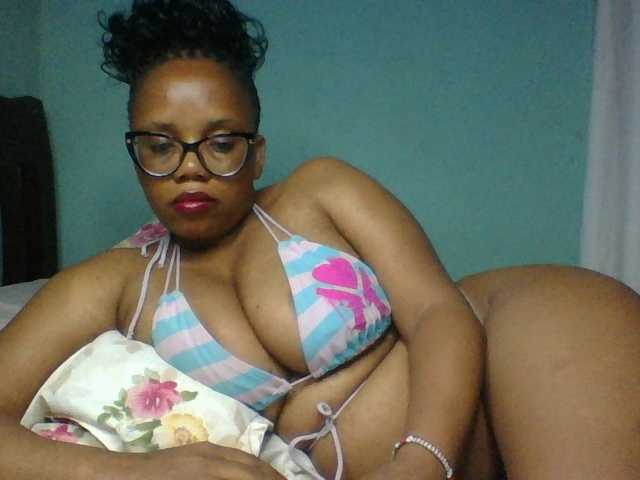 Prettyzari live cam on BongaCams
