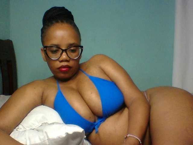 Prettyzari live cam on BongaCams