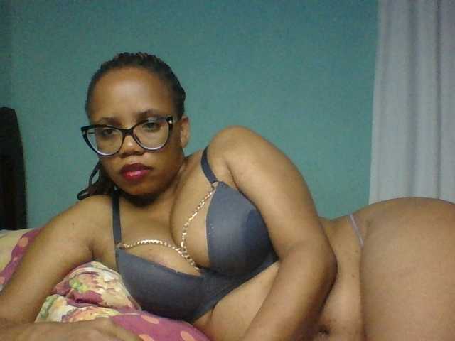 Prettyzari live cam on BongaCams