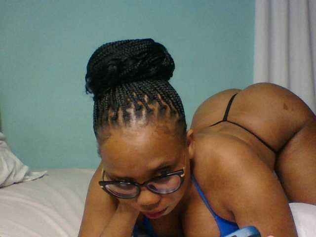 Prettyzari live cam on BongaCams
