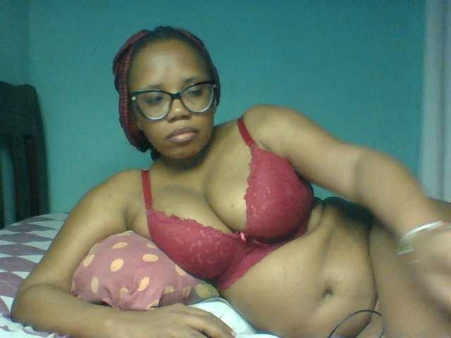 Prettyzari live cam on BongaCams
