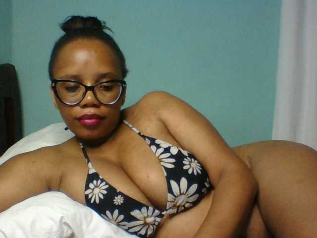 Prettyzari live cam on BongaCams