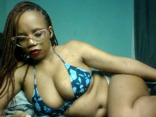 Prettyzari live cam on BongaCams