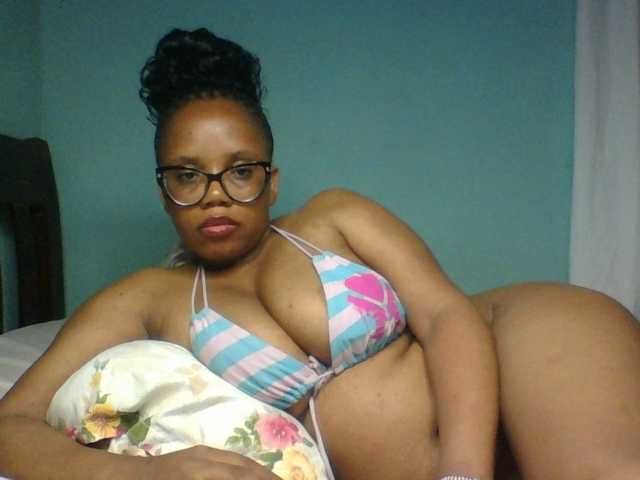 Prettyzari live cam on BongaCams