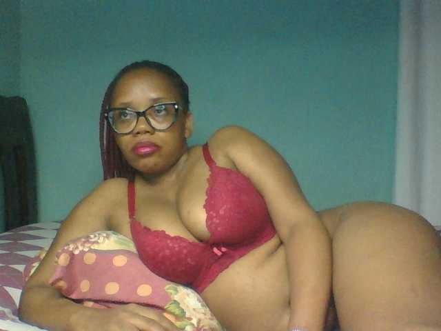 Prettyzari live cam on BongaCams