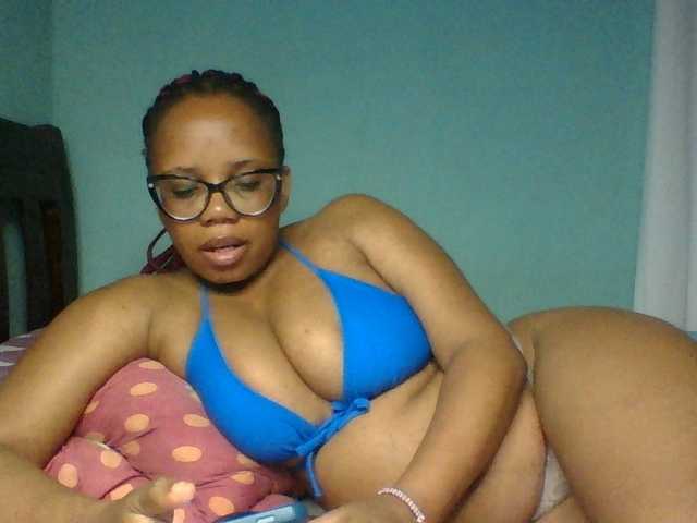 Prettyzari live cam preview