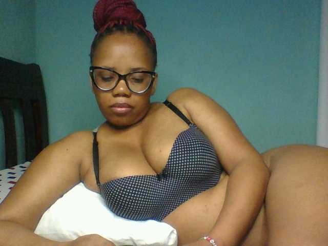 Prettyzari live cam on BongaCams