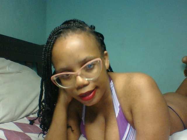 Prettyzari live cam on BongaCams