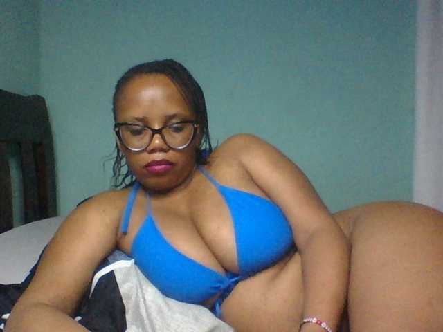 Prettyzari live cam on BongaCams