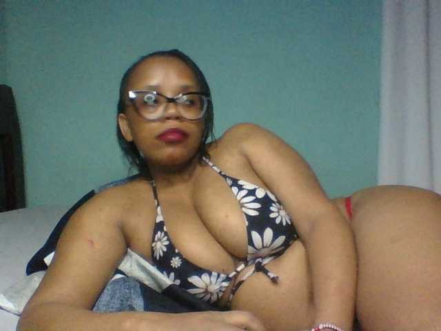 Prettyzari live cam on BongaCams