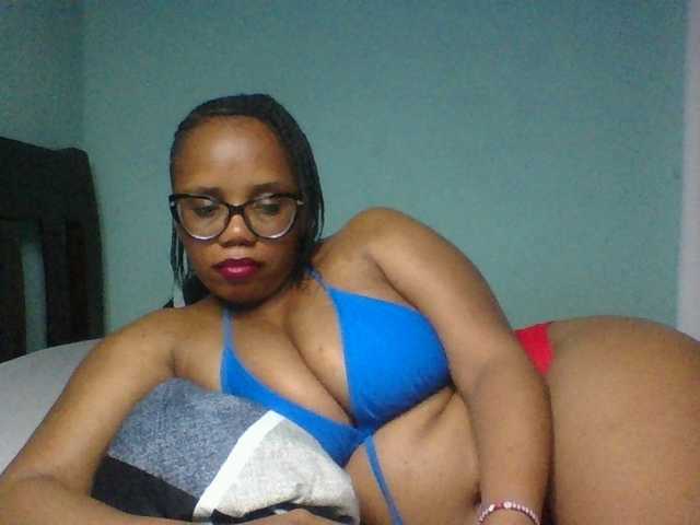 Prettyzari webcam bongacams model stream image