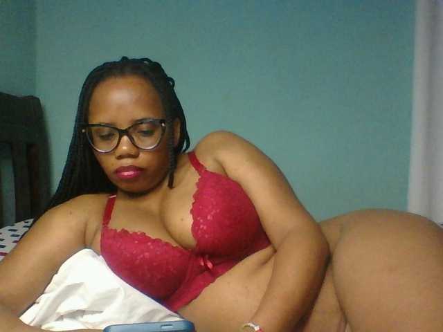 Prettyzari live cam on BongaCams