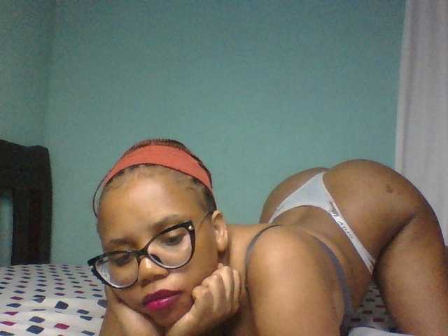 Prettyzari live cam on UnifiedCams