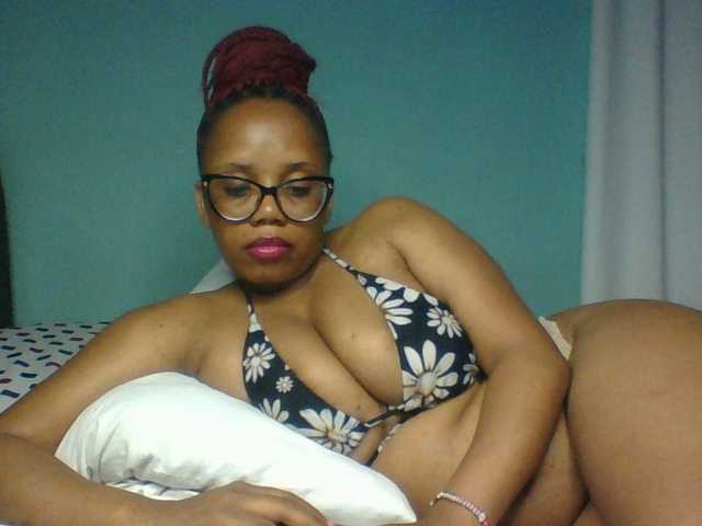 Prettyzari live cam on BongaCams