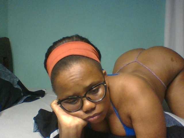 Prettyzari webcam bongacams model stream image