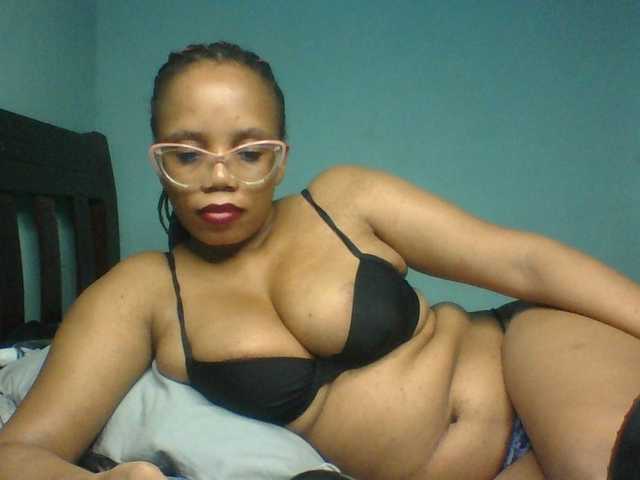 Prettyzari live cam on BongaCams