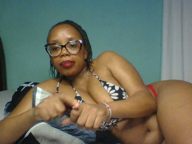 Prettyzari live cam on BongaCams