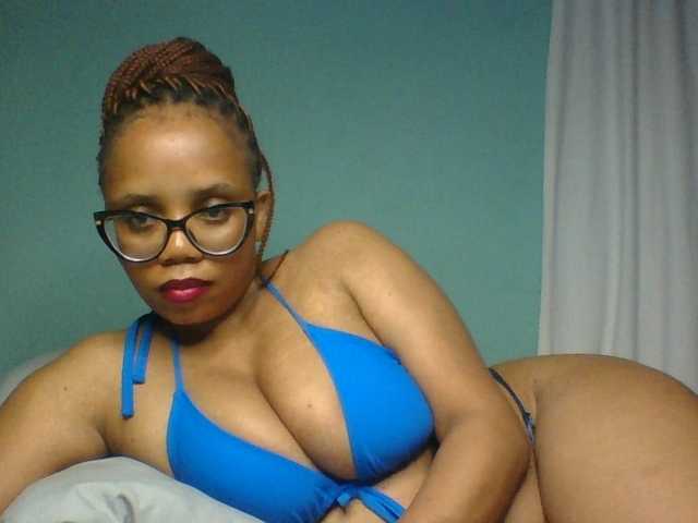 Prettyzari live cam on BongaCams