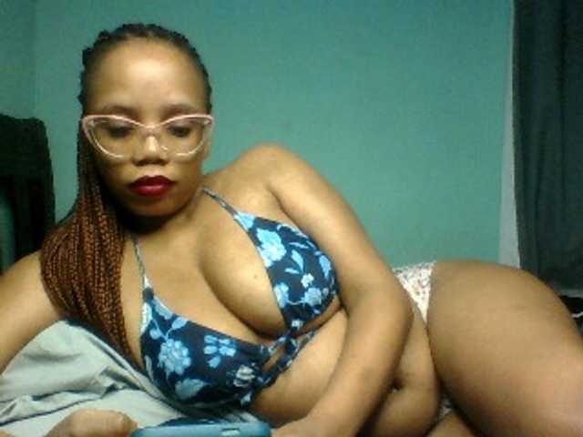 Prettyzari live cam on BongaCams