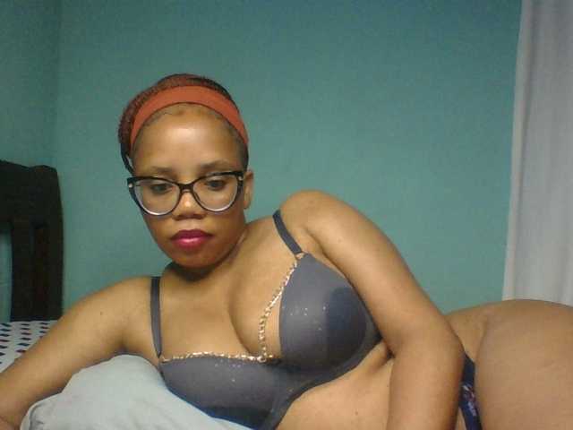 Prettyzari live cam on BongaCams