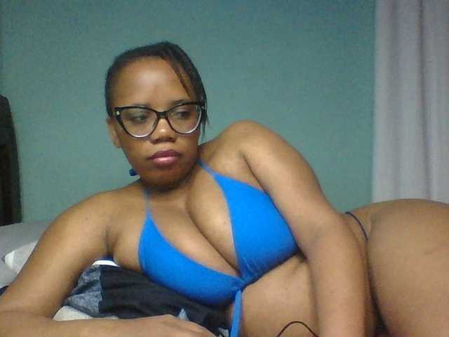 Prettyzari, en directo ahora en BongaCams