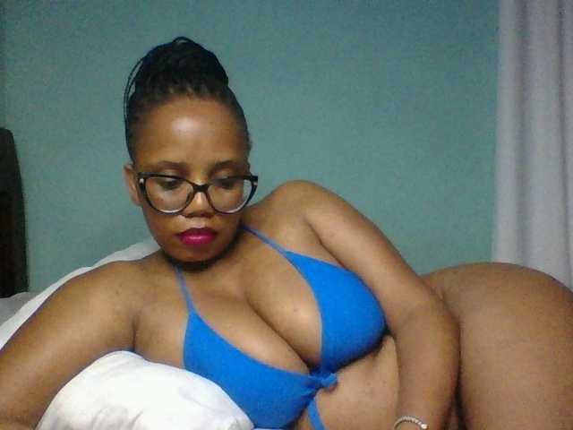 Prettyzari live cam on BongaCams