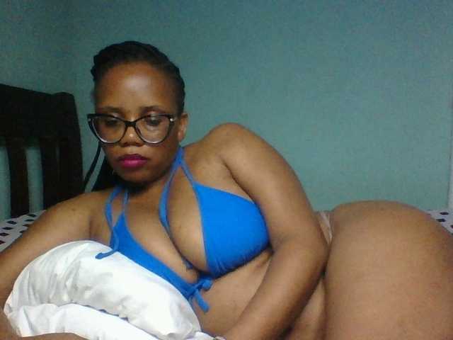 Prettyzari live cam on BongaCams