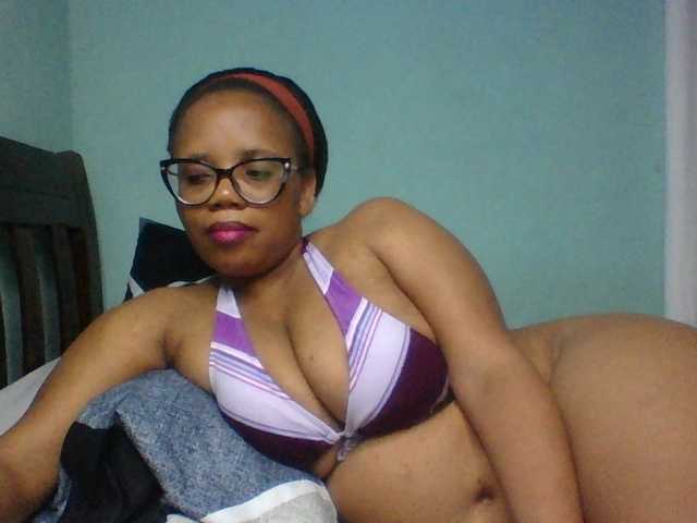 Prettyzari live cam preview