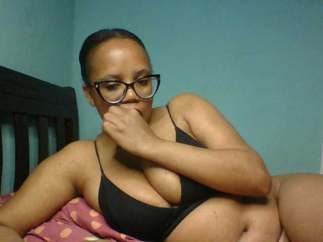 Prettyzari live cam on UnifiedCams