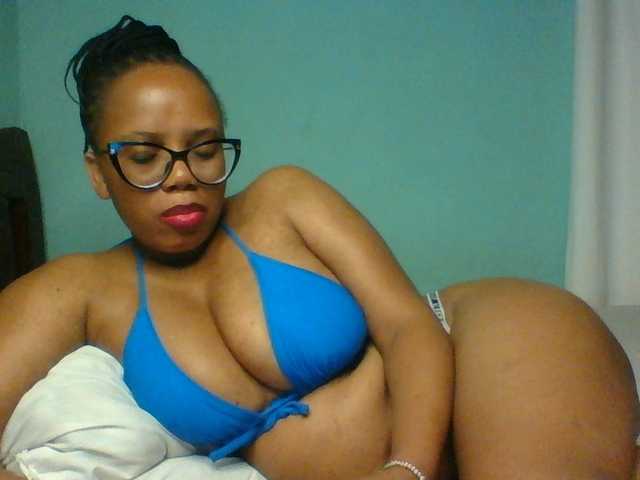 Prettyzari live cam on BongaCams