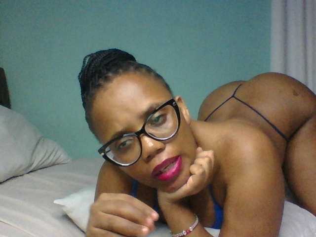 Prettyzari live cam on BongaCams