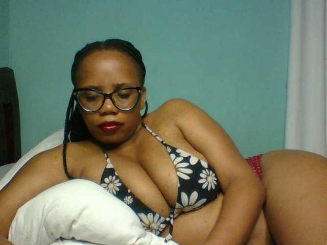 Prettyzari live cam on BongaCams
