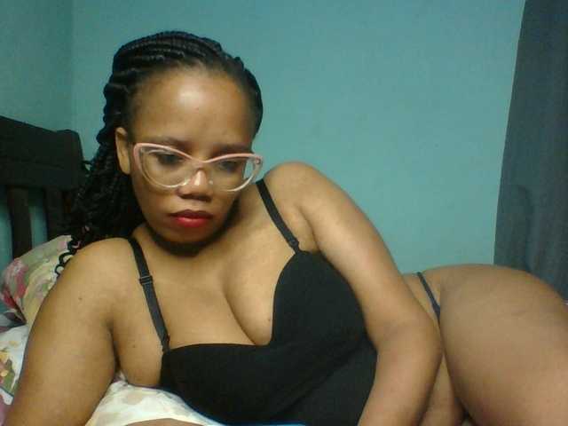 Prettyzari live cam on BongaCams