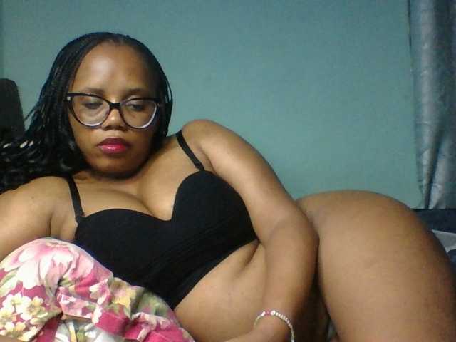 Prettyzari live cam on BongaCams