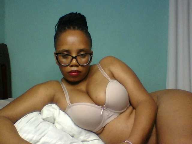 Prettyzari live cam on BongaCams