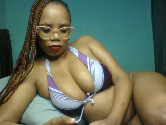 Prettyzari live cam on BongaCams