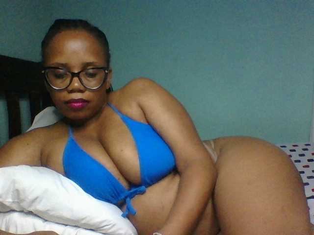Prettyzari live cam on BongaCams