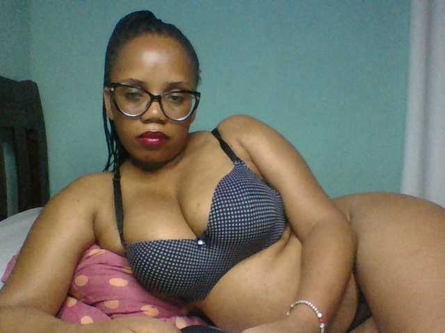 le modèle Prettyzari est en webcam porno dans un show sur le site bongacams, il possède les tags suivants: Ebony,Brunette,Shaved